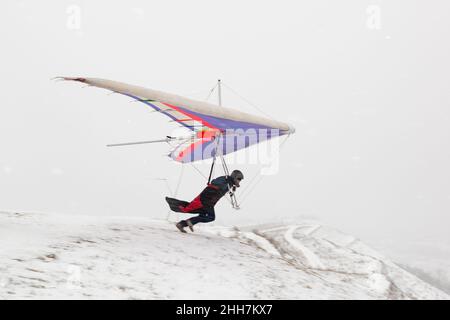 Les pilotes de planeur pendent sur la pente en hiver.Sport extrême Banque D'Images