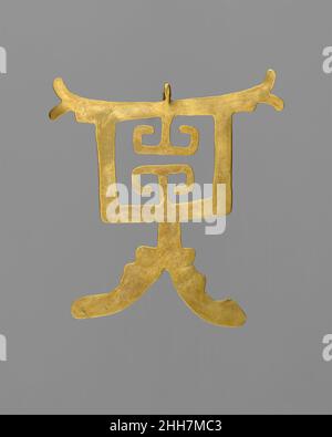 Pendentif 4th–10th siècle Capulí les œuvres précolombiennes les plus abstraites en or proviennent des tombes profondes de l'époque Capulí dans les hauts plateaux colombiens/équatoriens.Les tombes Capulí les plus riches, dont certaines d'une profondeur de 130 pieds, contenaient de nombreuses offres de céramiques et de métaux précieux.Les objets dorés affichent une élégance simple et des formes naturelles abstraites.Sur cette suspension, la boucle de suspension, située sur la plupart des suspensions précourumpiennes où elle ne peut pas être vue, a été intégrée dans la composition globale et est visible en haut.Certains érudits ont lu la suspension comme un oiseau avec des ailes et une queue étalées, le suspense Banque D'Images