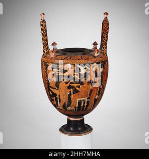 Terre cuite LEbes gamikos (bocal avec couvercle, pied, et poignées associées aux mariages) ca.340–320 C.-B. attribué au Groupe de New York 28.57.10 Obverse et reverse, jeunes, femmes et EstrotesA une dame finement fatiguée est assise sur une chaise à haut dossier avec repose-pieds comme la jeune avant qu'elle offre une couronne et un filet (bande).Il se tient devant un laveur.Le préposé derrière la chaise tient le miroir de la dame.Au-dessus, les Erotes portent plus de paraphérnalia festif et jouent avec un cygne.La décoration complète les associations nuptiales de la forme.Le couvercle est manquant.Gamikos terre cuite (bol avec couvercle, f Banque D'Images