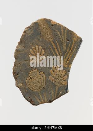 Fragment de plaque en mosaïque de verre avec motifs floraux fin du 1st siècle avant-midi–1st siècle avant-midi romain, égyptien bleu cobalt foncé, noir; décoration en blanc opaque, jaune et rouge, et autres couleurs incertaines.mince,Plaque plate, avec un dos rugueux et inégal.motif floral avec des plantes individuelles cueillies en détail au sol, y compris une tête de pavot et une longue oreille de blé.cassé de tous les côtés, avec des bords abîmés;Le morcellement, la piqûre et l'altération crémeuse pâle sur la partie supérieure, l'iridescence sur la face inférieure.la polychromie attrayante des motifs floraux sur ce fragment sont maintenant masqués par une couche o Banque D'Images