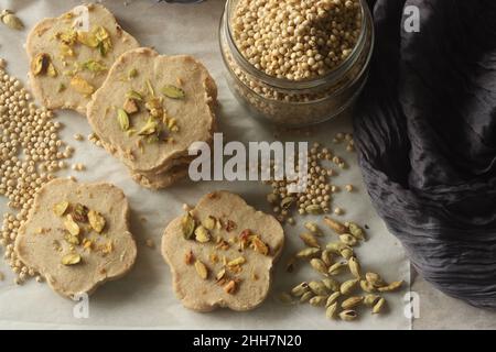 Biscuits au ghee au sorgho.Petits gâteaux de ghee à la farine de sorgho garnie de pistaches.Communément appelé Nankhatai.Biscuits sablés provenant du Banque D'Images