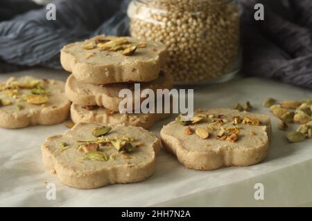 Biscuits au ghee au sorgho.Petits gâteaux de ghee à la farine de sorgho garnie de pistaches.Communément appelé Nankhatai.Biscuits sablés provenant du Banque D'Images