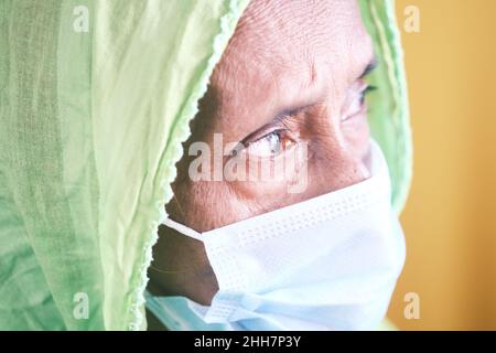 portrait d'une vieille femme indienne portant un masque chirurgical Banque D'Images