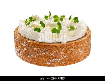 Pain grillé au seigle avec fromage à la crème isolé sur fond blanc Banque D'Images