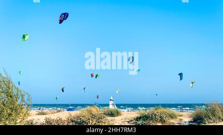 HUELVA, ESPAGNE, 12 AOÛT 2020 Punta Umbría Beach.Foule de personnes pratiquant le kitesurf sur la plage. Banque D'Images