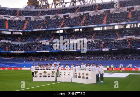 Santiago Bernabeu, Madrid, Espagne.23rd janvier 2022.La Liga Santander, Real Madrid CF versus Elche CF; les joueurs Real Madrid rendent hommage à Paco Gento ex Real Madrid joueur qui est décédé le 18th janvier crédit: Action plus Sports/Alay Live News Banque D'Images