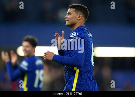 Thiago Silva de Chelsea applaudit les fans après le coup de sifflet final lors du match de la Premier League à Stamford Bridge, Londres.Date de la photo: Dimanche 23 janvier 2022. Banque D'Images