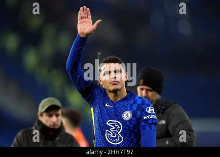 Thiago Silva de Chelsea applaudit les fans après le coup de sifflet final lors du match de la Premier League à Stamford Bridge, Londres.Date de la photo: Dimanche 23 janvier 2022. Banque D'Images