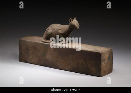 Boîte pour momie animale surmontée par un chat, inscrite 664–30 C.-B. période tardive–période Ptoléméenne Bastet était une puissante déesse de la Basse-Égypte, qui était protectrice et pouvait apporter une grande prospérité.En forme de zoomorphique, elle était représentée comme un chat et les chats étaient considérés comme sacrés pour elle.Habituellement Bastet en forme de chat est assis debout, comme 10.130.1332; ce chat est couché, une position moins commune mais encore bien attestée.Malgré la position d'inclinaison, le chat est attentif, comme s'il gardait la longueur de la prise sous elle.Il ne porte pas de bijoux ou d'amulettes comme certains chats assis, mais moi Banque D'Images