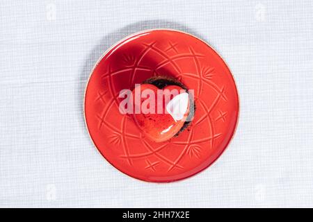 Gâteau au chocolat et à la fraise en forme de cœur de Saint-Valentin.Concept de célébration de l'amour. Banque D'Images