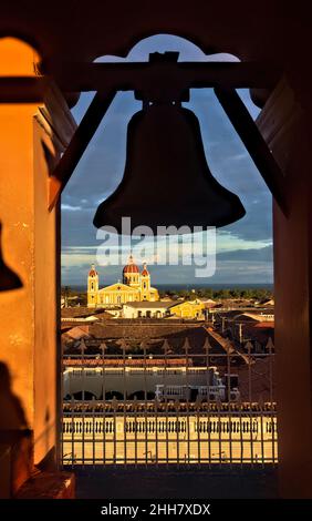 La belle cathédrale néoclassique de Grenade et le clocher de l'église la Merced, Grenade, Nicaragua Banque D'Images