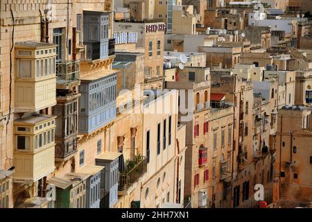 Vue d'époque sur les bâtiments typiques balcons de la Valette Banque D'Images