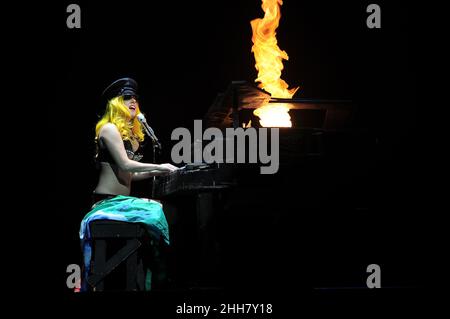 Turin Italie 2010-11-09 : concert en direct de la chanteuse-compositrice américaine Lady Gaga au Palaolimpico , le Monster ball Tour Banque D'Images