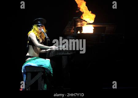 Turin Italie 2010-11-09 : concert en direct de la chanteuse-compositrice américaine Lady Gaga au Palaolimpico , le Monster ball Tour Banque D'Images