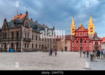 Vue sur la basilique de la place Saint-Georges, quartier du château.Prague, République tchèque. Banque D'Images