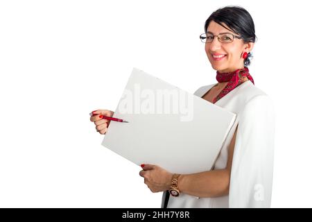 Un élégant professeur de brunette montrant quelque chose sur un tableau blanc vide. Formation en ligne Banque D'Images