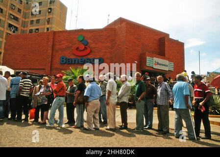 Maracaibo, Venezuela.22nd janvier 2022.Les retraités et les retraités qui attendent en file d'attente pour retirer de l'argent à Maracaibo, au Venezuela, le 22 janvier 2022.Selon le taux officiel de la Banque centrale du Venezuela (BCV), les 7 bolivars (US$1,5) reçus par mois par les retraités ne suffisent pas à couvrir leurs besoins les plus élémentaires, tels que l'achat de nourriture, de médicaments et de transports.Credit: SIPA USA/Alay Live News Banque D'Images