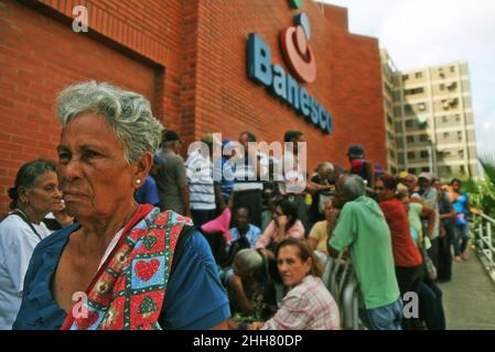 Maracaibo, Venezuela.22nd janvier 2022.Les retraités et les retraités qui attendent en file d'attente pour retirer de l'argent à Maracaibo, au Venezuela, le 22 janvier 2022.Selon le taux officiel de la Banque centrale du Venezuela (BCV), les 7 bolivars (US$1,5) reçus par mois par les retraités ne suffisent pas à couvrir leurs besoins les plus élémentaires, tels que l'achat de nourriture, de médicaments et de transports.Credit: SIPA USA/Alay Live News Banque D'Images