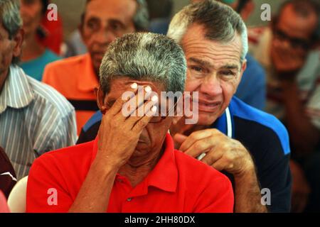 Maracaibo, Venezuela.22nd janvier 2022.Les retraités et les retraités qui attendent en file d'attente pour retirer de l'argent à Maracaibo, au Venezuela, le 22 janvier 2022.Selon le taux officiel de la Banque centrale du Venezuela (BCV), les 7 bolivars (US$1,5) reçus par mois par les retraités ne suffisent pas à couvrir leurs besoins les plus élémentaires, tels que l'achat de nourriture, de médicaments et de transports.Credit: SIPA USA/Alay Live News Banque D'Images