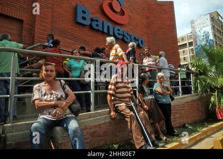 Maracaibo, Venezuela.22nd janvier 2022.Les retraités et les retraités qui attendent en file d'attente pour retirer de l'argent à Maracaibo, au Venezuela, le 22 janvier 2022.Selon le taux officiel de la Banque centrale du Venezuela (BCV), les 7 bolivars (US$1,5) reçus par mois par les retraités ne suffisent pas à couvrir leurs besoins les plus élémentaires, tels que l'achat de nourriture, de médicaments et de transports.Credit: SIPA USA/Alay Live News Banque D'Images