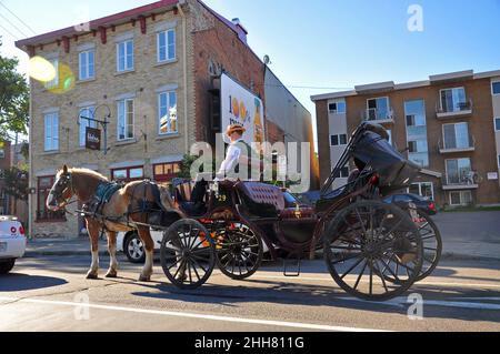 Promenade en calèche sur la rue Saint-Jean, site du patrimoine mondial du Vieux-Québec, Québec (Québec), Canada. Banque D'Images