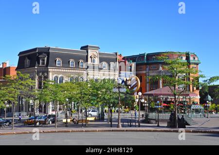 Édifice commercial historique situé au 954, rue Saint-Jean, site du patrimoine mondial du Vieux-Québec, Québec (Québec), Canada. Banque D'Images