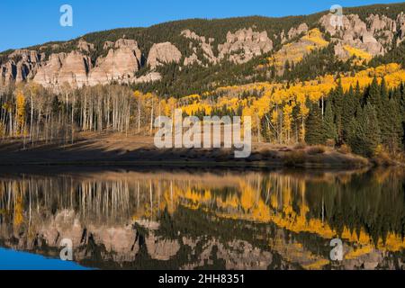 La High Mesa de la vallée de Cimarron se reflète dans le lac rowdy situé dans la forêt nationale d'Uncompahgre, Colorado. Banque D'Images