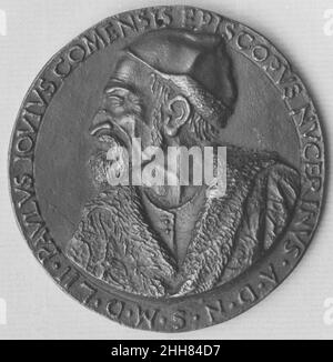 Paolo Giovio, historien et Parse, évêque de Nocera (d.1552) 1552 Médaillée: Francesco da Sangallo l'activité de Francesco en tant qu'architecte et sculpteur est apparente dans ses grandes médailles audacieuses et de haut-relief.Ils suivent la tradition des œuvres florentines de Niccolò Fiorentino, contrairement aux petits exemples raffinés des contemporains de Francesco.Paolo Giovio, historien et Parse, évêque de Nocera (d.1552) 200642 Banque D'Images