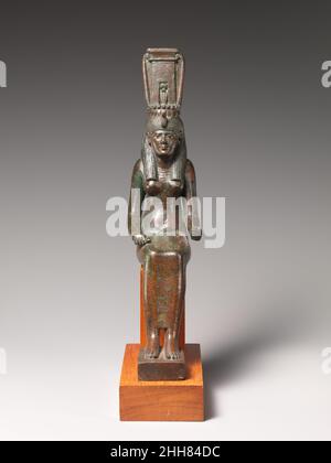 Statue d'une déesse, probablement Nehemetaui ou Nebethetepet 550–300 C.-B. période tardive–période Ptolemaic le sistrum en forme de sanctuaire porte comme couronne par cette figure indique que soit la déesse Nehemet-aui, le consort de Thoth, ou Nebethetepet, une manifestation de Hathor, est représentée.Les caractéristiques de la déesse suggèrent une date jusqu'à la fin de la dynastie de 26th, ou de la dynastie de 30th.Comme les rois de la dynastie de 30th ont construit des bâtiments importants comprenant un temple à la déesse Nehemet-aui à Hermopolis, le siège du dieu Thoth, il est plausible que cette statue est Nehemet-aui.Link à un blog abou Banque D'Images