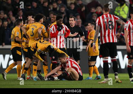 Londres, Royaume-Uni.23rd janvier 2022.L'arbitre Peter Bankes présente un carton rouge à Toti Gomes de Wolverhampton Wanderers, qui est renversé en jaune par VAR lors du match de la Premier League entre Brentford et Wolverhampton Wanderers au stade communautaire de Brentford, Londres, Angleterre, le 22 janvier 2022.Photo de Ken Sparks.Utilisation éditoriale uniquement, licence requise pour une utilisation commerciale.Aucune utilisation dans les Paris, les jeux ou les publications d'un seul club/ligue/joueur.Crédit : UK Sports pics Ltd/Alay Live News Banque D'Images