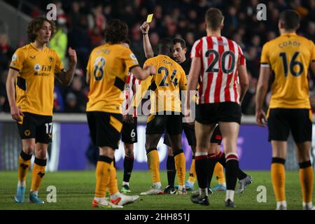 Londres, Royaume-Uni.23rd janvier 2022.L'arbitre Peter Bankes présente un carton rouge à Toti Gomes de Wolverhampton Wanderers, qui est renversé en jaune par VAR lors du match de la Premier League entre Brentford et Wolverhampton Wanderers au stade communautaire de Brentford, Londres, Angleterre, le 22 janvier 2022.Photo de Ken Sparks.Utilisation éditoriale uniquement, licence requise pour une utilisation commerciale.Aucune utilisation dans les Paris, les jeux ou les publications d'un seul club/ligue/joueur.Crédit : UK Sports pics Ltd/Alay Live News Banque D'Images