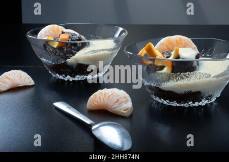 Helsinki / Finlande - 23 JANVIER 2022 : cuisine finlandaise traditionnelle - Mämmi à base de seigle typique est mangé autour de Pâques avec de la crème fraîche ou de la crème anglaise. Banque D'Images