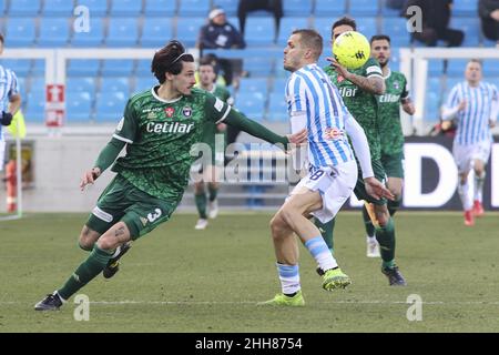 Ferrara, Italie.22nd janvier 2022.Ferrara (FE), Italia, 22 Gennaio 2022, Stadio Paolo Mazza, 20Â° giornata Campionato Serie BKT 2021/2022, incontro tra le escadron della SPAL e del Pisa SC, nella foto: 3 Maxime Leverbe, 18 Mattia Finotto crédit: Independent photo Agency/Alay Live News Banque D'Images