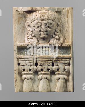 Plaque de mobilier sculptée en relief avec une “femme à la fenêtre” ca.9th–8th siècle av. J.-C. Assyrien au début du premier millénaire, la sculpture en ivoire était l'un des principaux arts de luxe qui s'épanouissait dans l'ancien proche-Orient.Des défenses d'éléphant ont été sculptées dans de petits objets décoratifs tels que des boîtes cosmétiques et des plaques utilisées pour orner des meubles en bois.Le papier d'or, la peinture et les ornements semi-décoratifs en pierre et en verre animent ces magnifiques œuvres d'art basées sur certaines caractéristiques stylistiques, formelles et techniques également visibles dans d'autres médias, les érudits ont distingué l'arnaque Banque D'Images