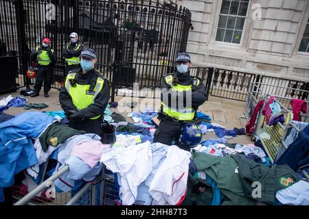 LONDRES, Royaume-Uni 22nd janvier 2022, les travailleurs du NHS lancent leurs exfoliations sur la barrière et les portes de Downing Street comme 100k NHS un groupe de travailleurs du NHS contre l'homme Banque D'Images