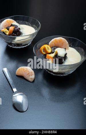 Helsinki / Finlande - 23 JANVIER 2022 : cuisine finlandaise traditionnelle - Mämmi à base de seigle typique est mangé autour de Pâques avec de la crème fraîche ou de la crème anglaise. Banque D'Images