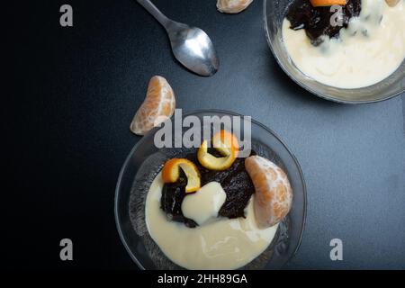 Helsinki / Finlande - 23 JANVIER 2022 : cuisine finlandaise traditionnelle - Mämmi à base de seigle typique est mangé autour de Pâques avec de la crème fraîche ou de la crème anglaise. Banque D'Images