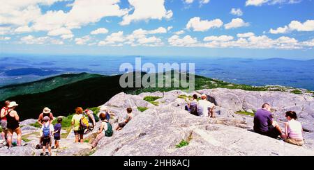 Sommet du mont Monadnock avec les randonneurs d'été Banque D'Images