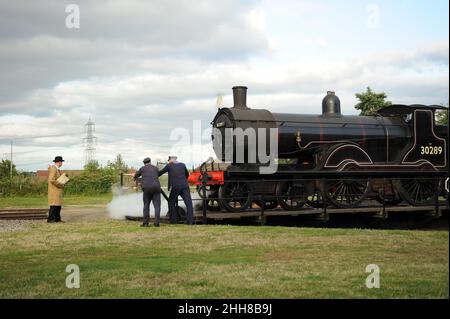 Personnel MPD avec '30120' (fonctionnant comme '30289') à la platine de Didcot. Banque D'Images