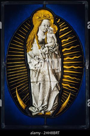 La Vierge de l'Apocalypse ca.1480–90 cercle du Maître du Cabinet d'Amsterdam allemand l'imagerie représentée sur ce panneau dérive du Livre de l'Apocalypse, qui décrit 'une femme revêtue du soleil, avec la lune sous ses pieds, et sur sa tête une couronne de douze étoiles' (12:1).La Vierge qui se dresse sur un croissant de lune, entourée de rayons de lumière, est un type iconographique spécifique, d'origine allemande, qui est devenu populaire au milieu du XVe siècle.Entourée par les rayons de lumière parfaite, la Vierge, Reine du ciel, éclipse la nature transitoire et évantée de tous les autres Banque D'Images