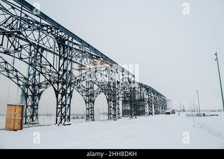 Pavillon historique de Strelka à Nijni Novgorod.Le cadre d'un bâtiment en métal.Réflexion des structures Banque D'Images