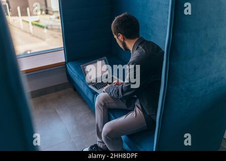 Homme d'affaires travaille dans une armoire pour les entreprises Banque D'Images