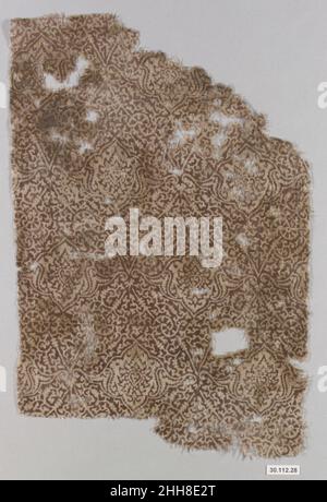 Textile avec Arabesque et Palmette Design 14th Century les motifs tendus complexes de ce textile forment d'élégantes palmettes qui entourent les bordures perlées et les bourgeons en forme de coeur en fleur dans ses intérieurs.Ce textile de coton qui utilise des techniques d'impression en bloc et de teinture mordant pointe vers la province du Gujarat comme lieu de production et un centre clé pour la fabrication de textiles à travers les siècles.Les caractéristiques ornementales de ce textile étaient destinées à reproduire les tissus de luxe souvent trouvés sur les soies d'Ikhanid Iran et Mamluk Egypte au XIVe siècle.Imprimé dans un pot Banque D'Images