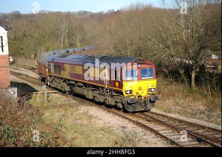 '66115' dirige un train d'acier à travers Tondu pendant une possession d'ingénierie de la ligne principale du sud du pays de Galles entre Margam et Bridgend. Banque D'Images