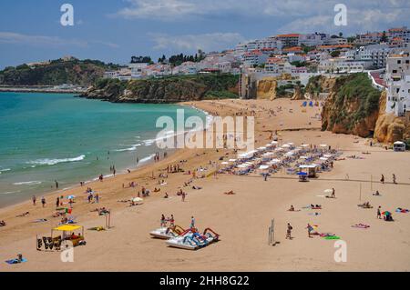 Praia dos Pescadores et la vieille ville, Albufeira, région de l'Algarve, Portugal Banque D'Images