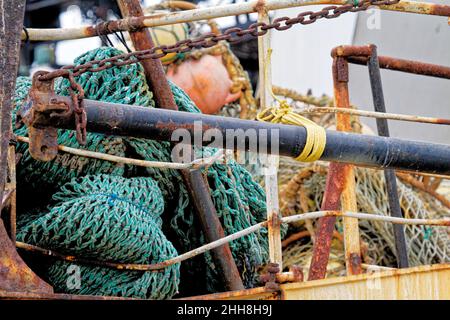 Outils de pêche empilés dans une pile - détail des cordes de pêche salissantes Banque D'Images