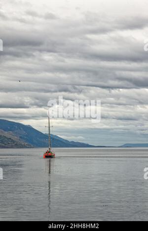 Petit bateau naviguant dans Beagle Channel , Tierra del Fuego, Argentine - destination de voyage Banque D'Images