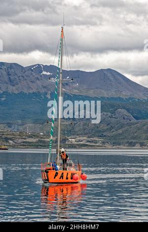 Petit bateau naviguant dans Beagle Channel , Tierra del Fuego, Argentine - destination de voyage Banque D'Images