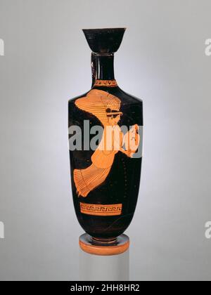Terre cuite lekythos (ballon à huile) ca.480–470 C.-B. attribué à la Providence Painter Nike portant le prix hydraIncrit 'Hippon is fair'Athenian la vie civique a été remplie de concours – athlétique, musical, et théâtral.Il n'est donc pas étonnant que Nike, la personnification de la victoire, détourne sur de nombreux vases.Lekythos en terre cuite (fiole à huile).Grec, Attique. CA.480–470 C.-B.Terre cuite, figure rouge.Classique.Vases Banque D'Images