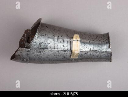 Défense inférieure droite avant-bras (Vambrace) et coude (Couter) vers.1400 Italien cela fait partie d'une grande trouvaille d'armure médiévale découverte en 1840 dans les ruines de la forteresse de Chalcis, sur l'île grecque d'Euboea (alors une colonie vénitienne appelée Negroponte).La forteresse avait été capturée et détruite par les Turcs en 1470.Aujourd'hui largement divisé entre le Musée ethnologique, Athènes, et le Metropolitan Museum of Art, le Chalcis contient de nombreux éléments rares et inhabituels de l'armure des XIVe et XVe siècles.La variété des têtes et les nombreux fragments revêtent une importance particulière Banque D'Images